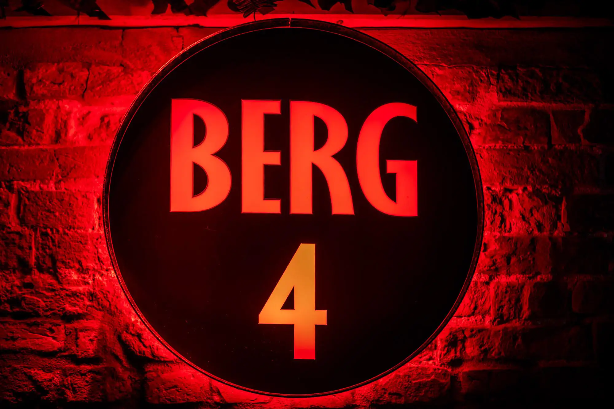 Leuchtschild mit Berg4 Logo