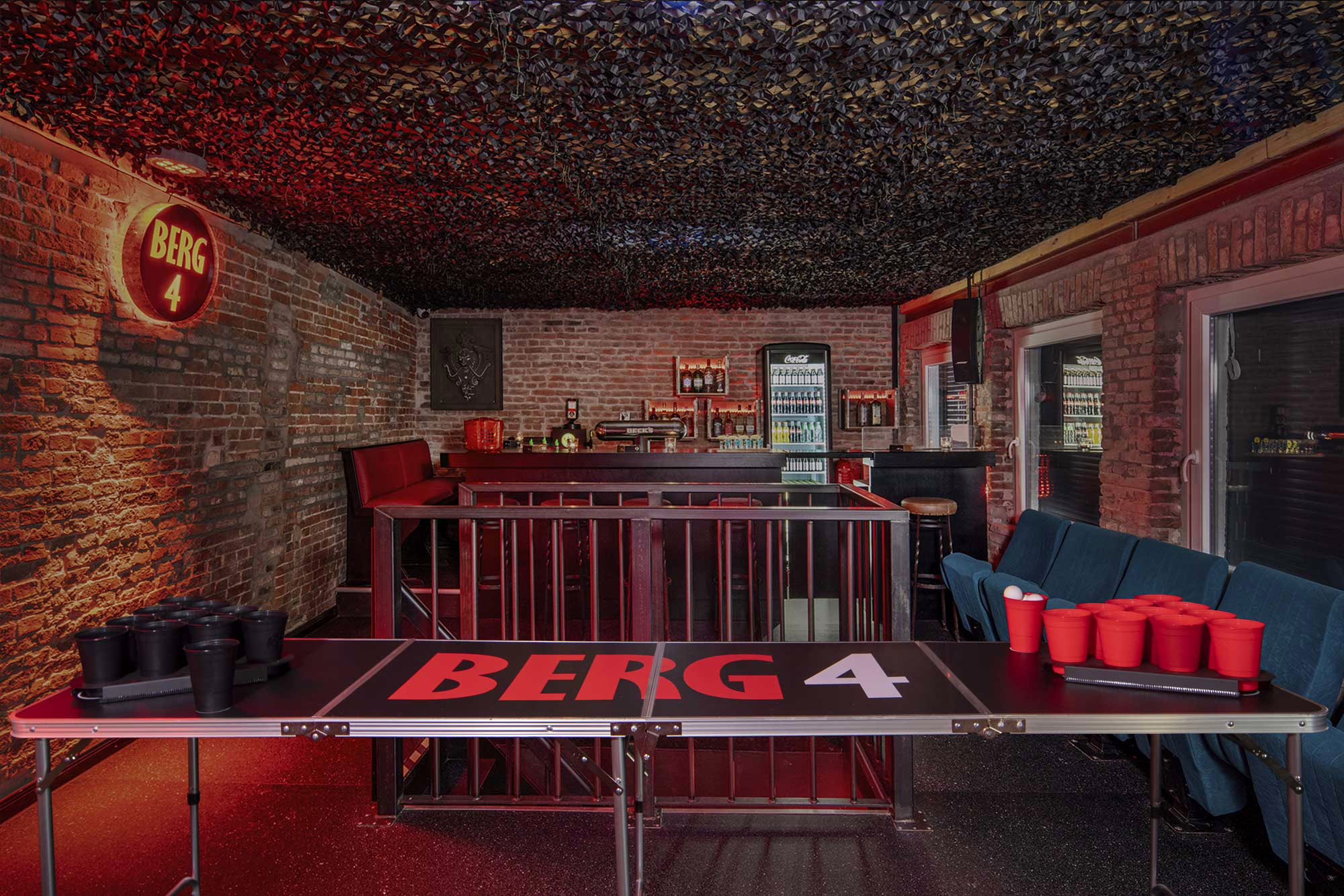 Beer-Pong Tisch im ersten Stock der Berg4 Bar