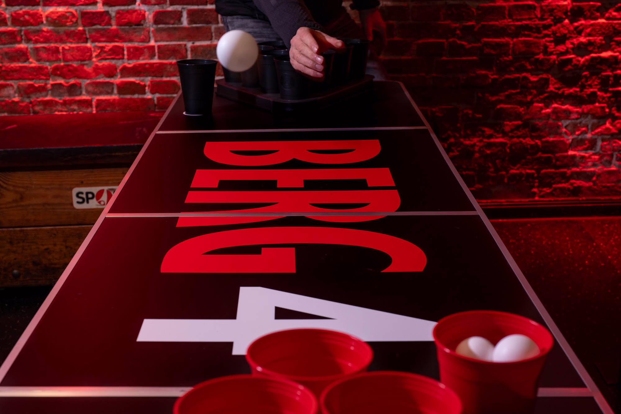 Gast spielt am Beer-Pong iTisch m Berg4