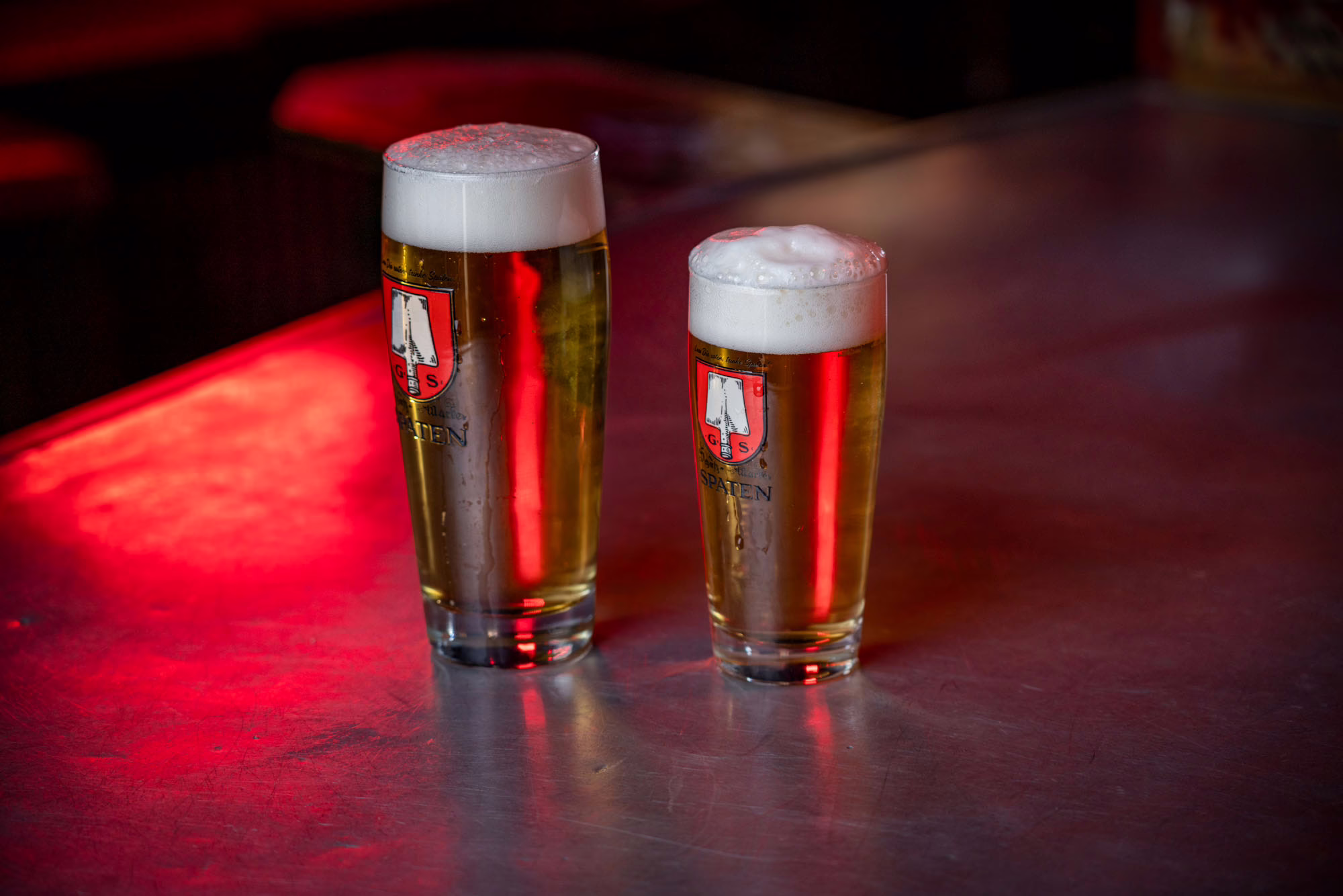 Zwei frisch gezapfte Biere auf dem Tresen der Berg4 Bar